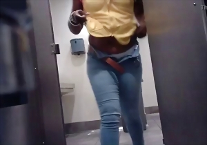 A beautiful big-bottomed lady is wiping her pussy on hidden cam